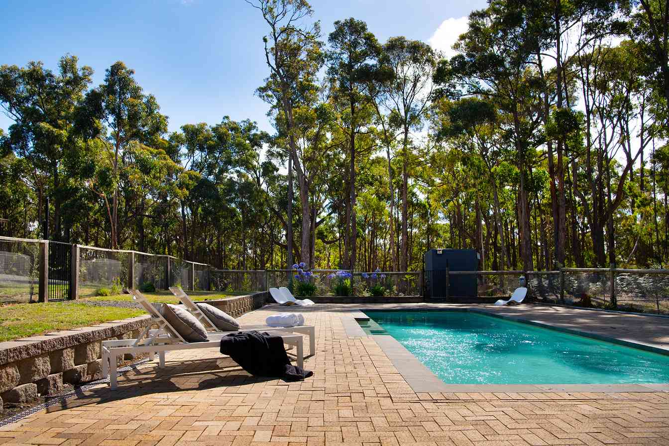 Pool seating